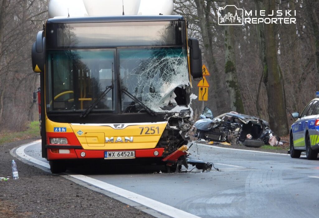 Bir yolcu arabasi ile bir belediye otobusu kafa kafaya carpisti i ki lpr helikopteri sevk edildi yol kapatildi 24443