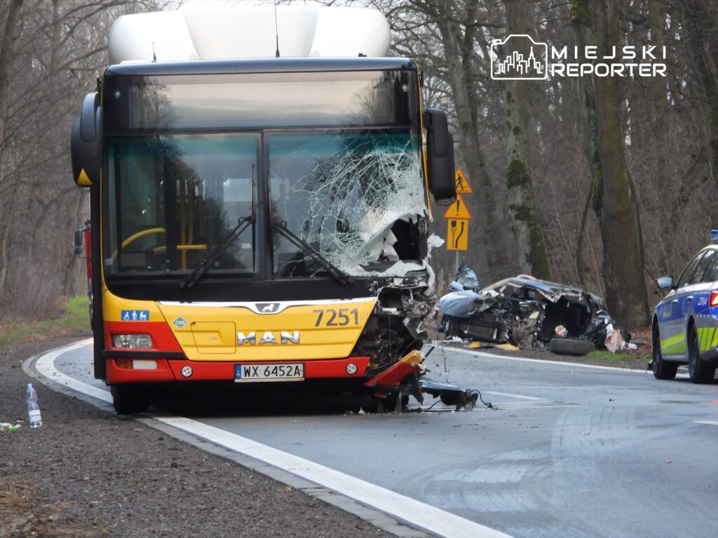 bir yolcu arabasi ile bir belediye otobusu kafa kafaya carpisti i ki lpr helikopteri sevk edildi yol kapatildi 24443