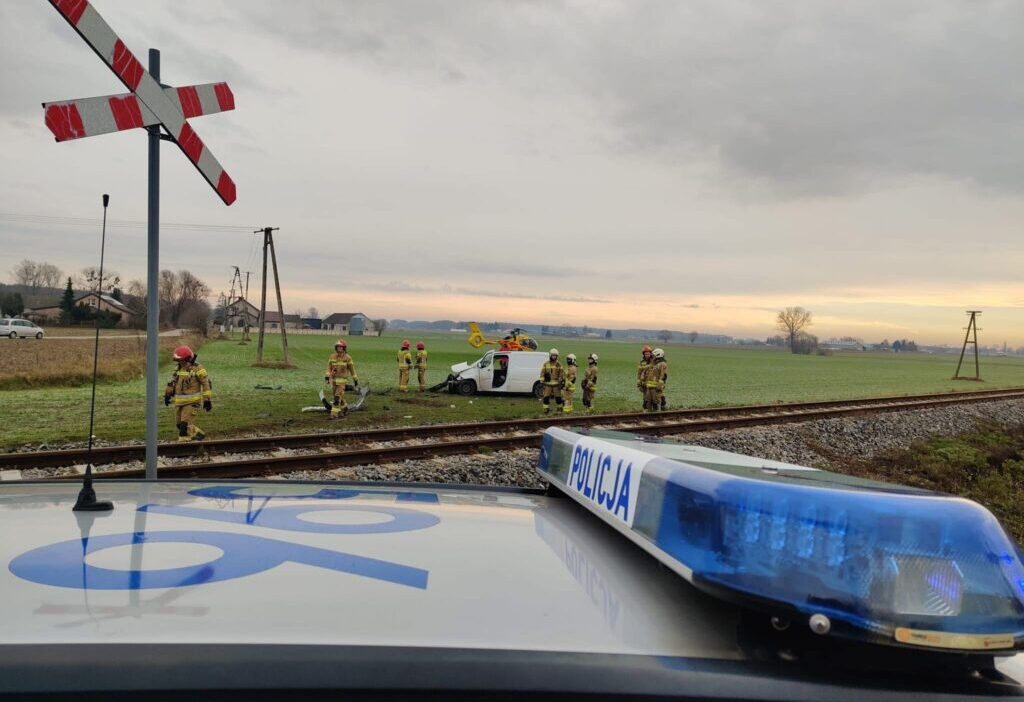 Bir yolcu vagonu ile bir demiryolu otobusu carpisti lpr helikopteri olay yerine indi 24411
