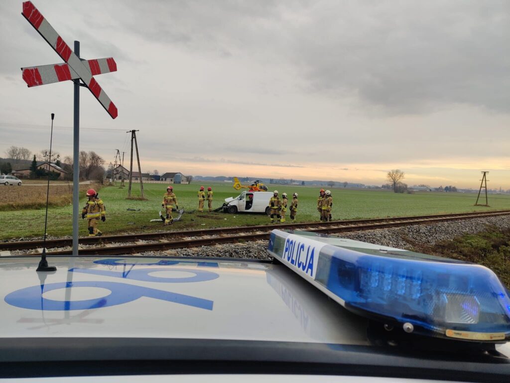bir yolcu vagonu ile bir demiryolu otobusu carpisti lpr helikopteri olay yerine indi 24411