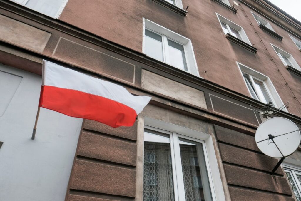 birisi varsova daki binalardan bayraklari sokmus biri cop konteynerine digeri de rogar cukuruna dusmus 22377