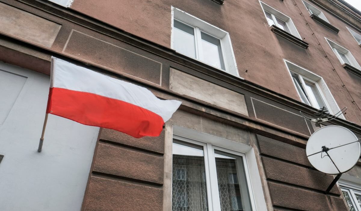 Birisi varsova daki binalardan bayraklari sokmus biri cop konteynerine digeri de rogar cukuruna dusmus 22377