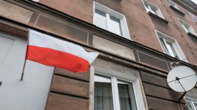 Birisi varsova daki binalardan bayraklari sokmus biri cop konteynerine digeri de rogar cukuruna dusmus 22377