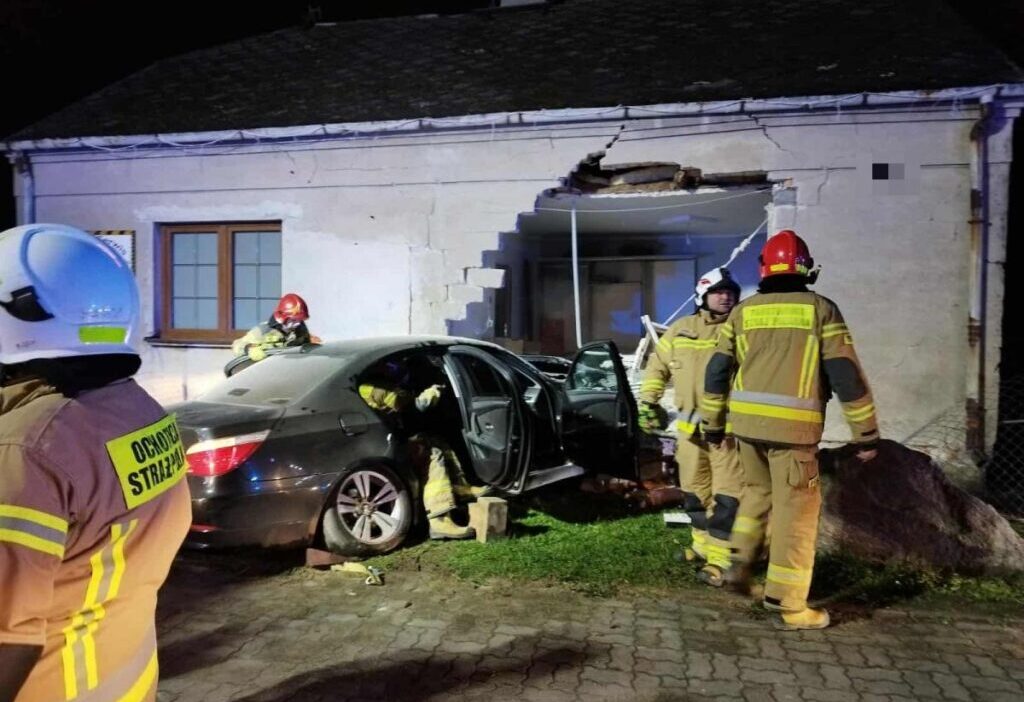 Bmw kullanan 18 yasindaki bir genc bir apartmana daldi 21988