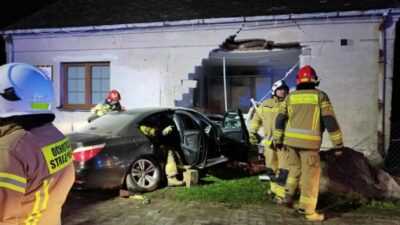 Bmw kullanan 18 yasindaki bir genc bir apartmana daldi 21988