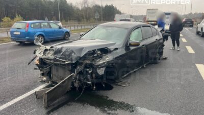 Bmw surucusu hizini yol kosullarina gore ayarlamadi ve s8 guzergahindaki bariyerlere elektrik diregine ve gurultu bariyerlerine carpti 22341