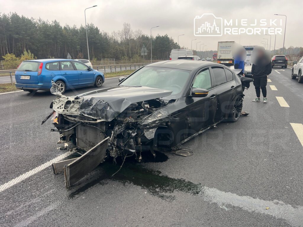 bmw surucusu hizini yol kosullarina gore ayarlamadi ve s8 guzergahindaki bariyerlere elektrik diregine ve gurultu bariyerlerine carpti 22341