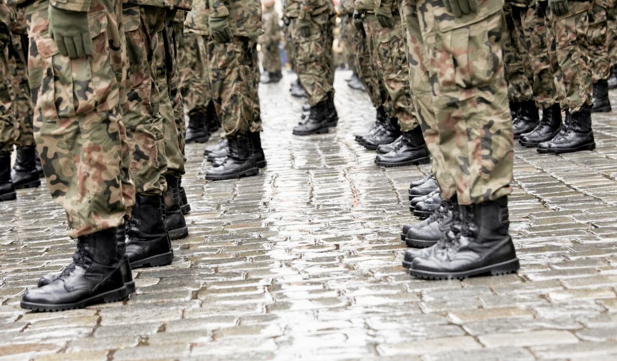 Bolgesel birlikler dikkat dagitma eylemlerinden sonra demiryolu muhafizlarini destekler onlara silah verildi ama muhimmat verilmedi 24791