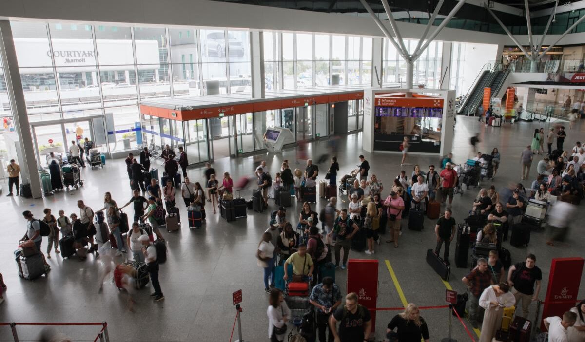 Cebinde mermi tasiyan 8 yasindaki bir cocuk varsova dan venedik e uctu gercek bir muhimmatti 22176