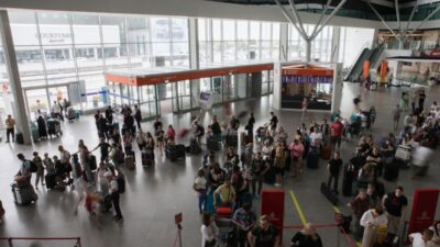 Cebinde mermi tasiyan 8 yasindaki bir cocuk varsova dan venedik e uctu gercek bir muhimmatti 22176