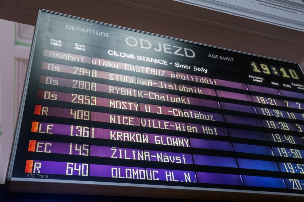 cek cumhuriyeti nde duzinelerce tren durma noktasina geldi birisi gerekli kablolari caldi 20807