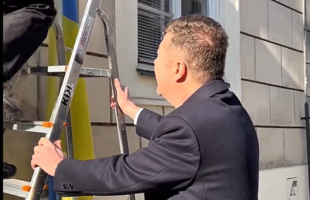 cek cumhuriyeti temsilciler meclisi binasindan onemli bir sembol kayboldu tepkiler aninda geldi 21721