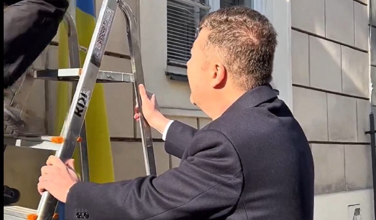 Cek cumhuriyeti temsilciler meclisi binasindan onemli bir sembol kayboldu tepkiler aninda geldi 21721