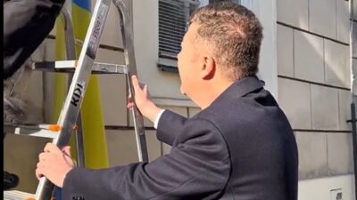 Cek cumhuriyeti temsilciler meclisi binasindan onemli bir sembol kayboldu tepkiler aninda geldi 21721