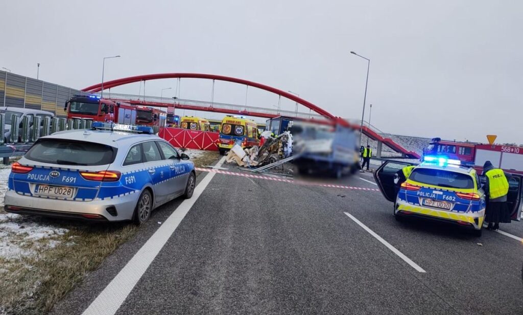 chojny de s8 yolunda olumcul kaza dort kisi hayatini kaybetti yol kapali polis cagrisi 25177
