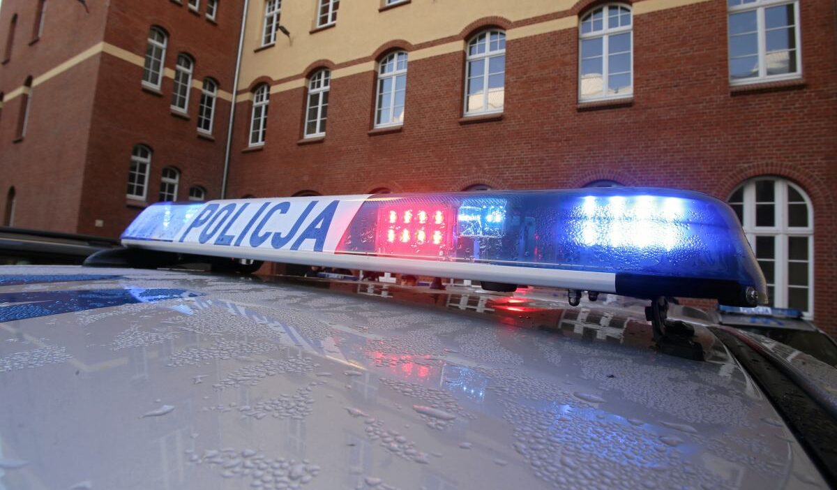 D un merkezinde dehset onu bir sandalyeye bagladilar ve parmaklarini kesmekle tehdit ettiler 22012