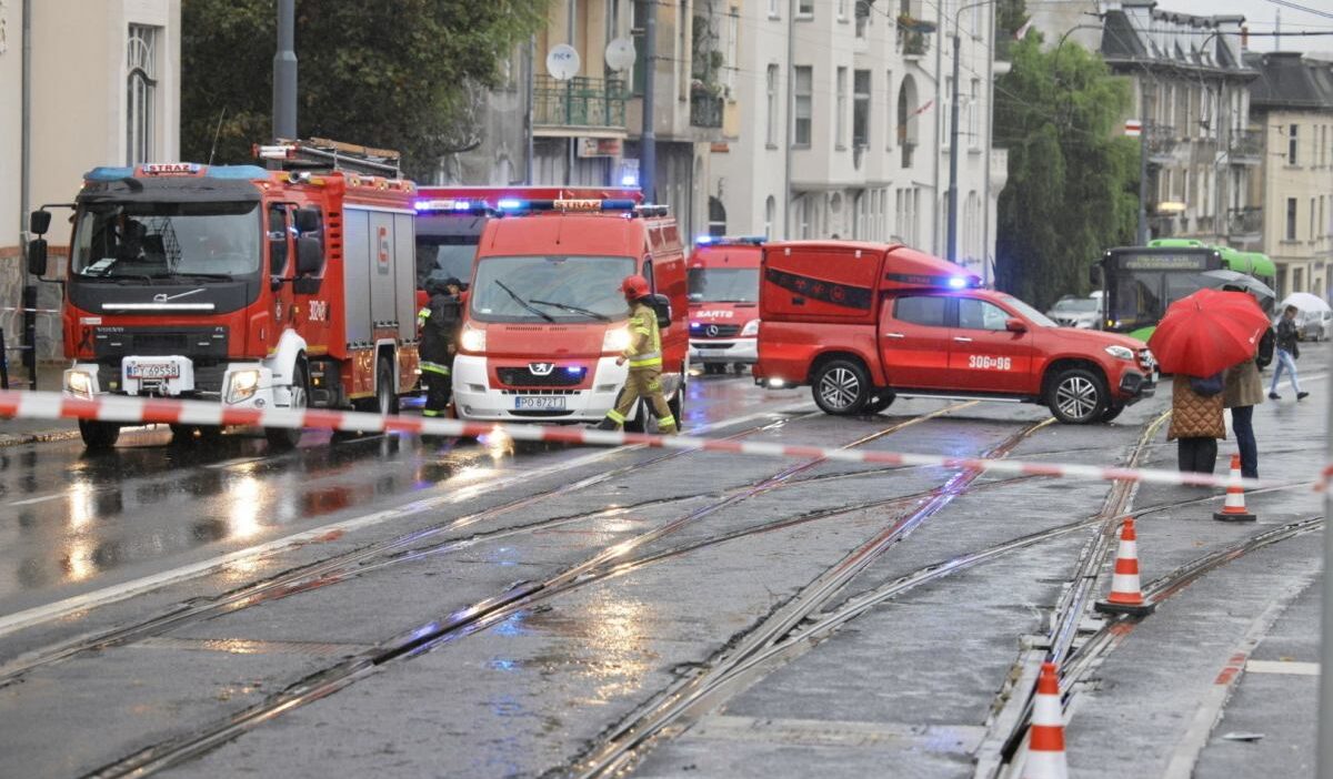 D un merkezinde tramvaylar tehlikeli bir sekilde carpisti birkac duzine insan yaralandi 22954