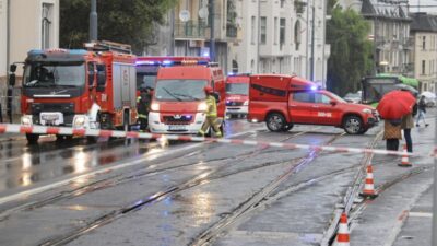 D un merkezinde tramvaylar tehlikeli bir sekilde carpisti birkac duzine insan yaralandi 22954