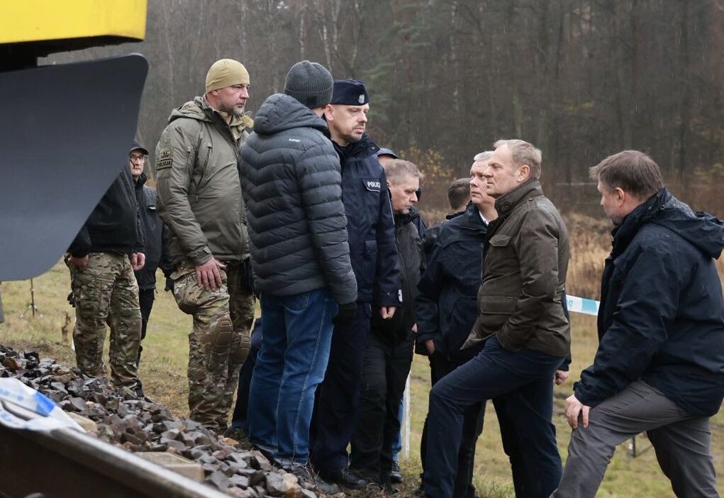 Demiryolunda bir saptirma eylemi saptiricilar raylari havaya ucurdu basbakan onayladi 23682