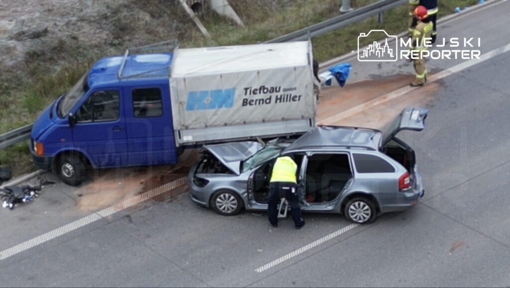 Direksiyon basinda uyuyakaldi ve bir binek arac s2 de bir minibusun arkasina carpti 28 yasinda yarali gorevli polis memuru tarafindan yardim edildi 24633