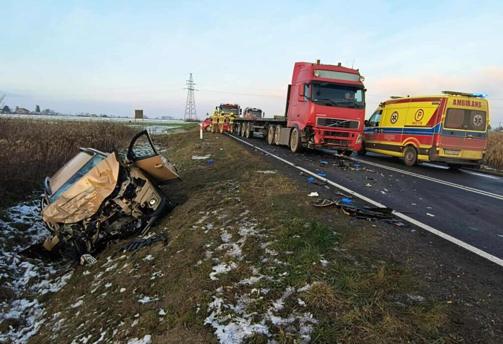 Dk50 de bir binek otomobil ile bir kamyon kafa kafaya carpisti bir kisi oldu 26240