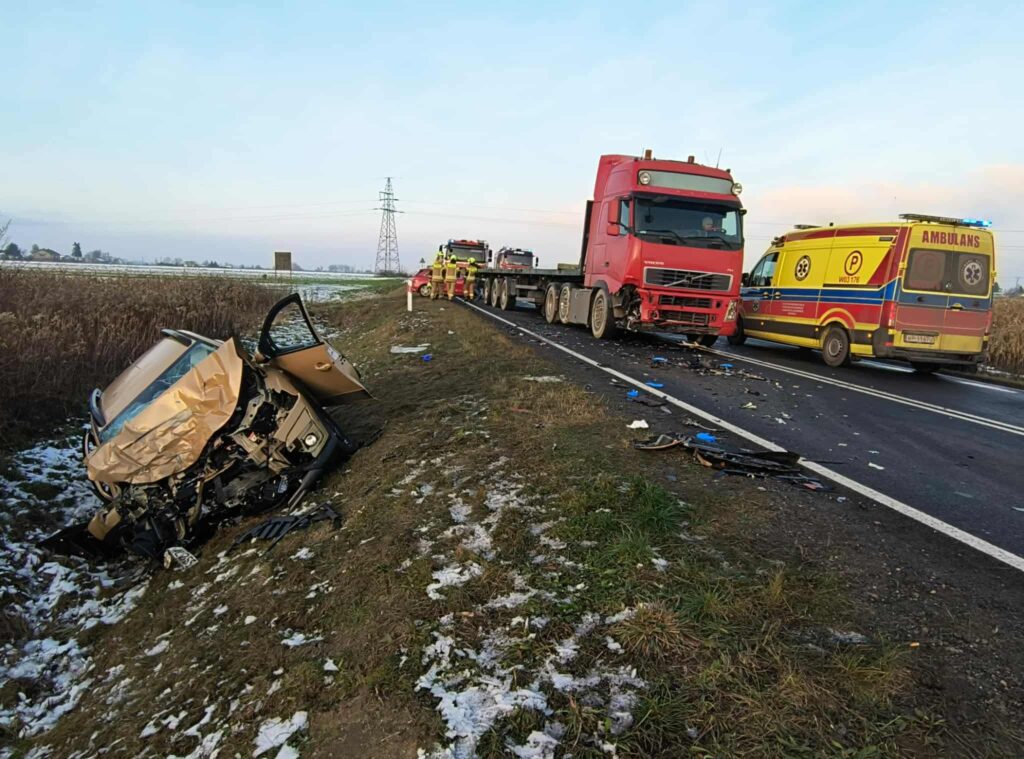 dk50 de bir binek otomobil ile bir kamyon kafa kafaya carpisti bir kisi oldu 26240