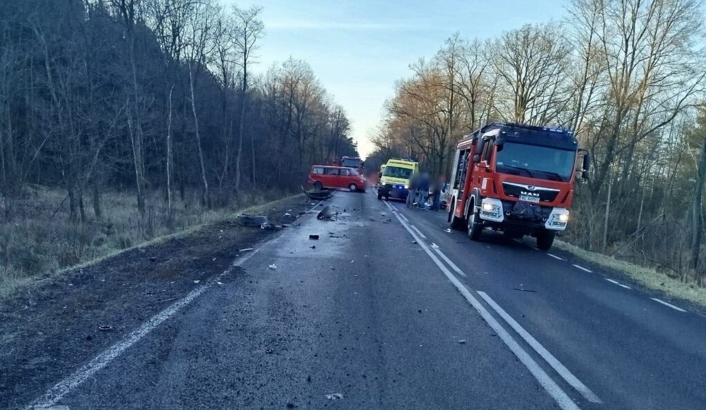 Dk62 de 4 aracin karistigi ciddi kaza bir lpr helikopteri olay yerine inmistir kurtarma operasyonu devam ediyor yol kapatildi 26237