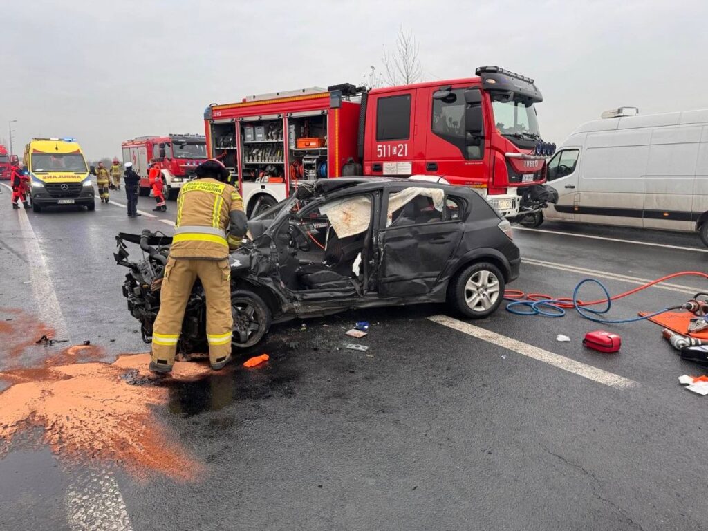 dk8 de ciddi carpisma prag a giden bir yolcu otobusu ve bir yolcu guzergahtan dustu 25595