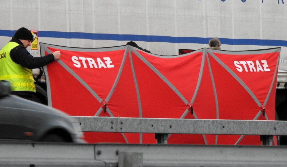 Dzkie de sok edici kesif bir arabada uc kisinin cesedi 23166