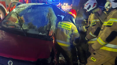 Fiat marka bir aracin 22 yasindaki surucusu yoldan cikarak bir agaca carpti adam sikismisti 25222