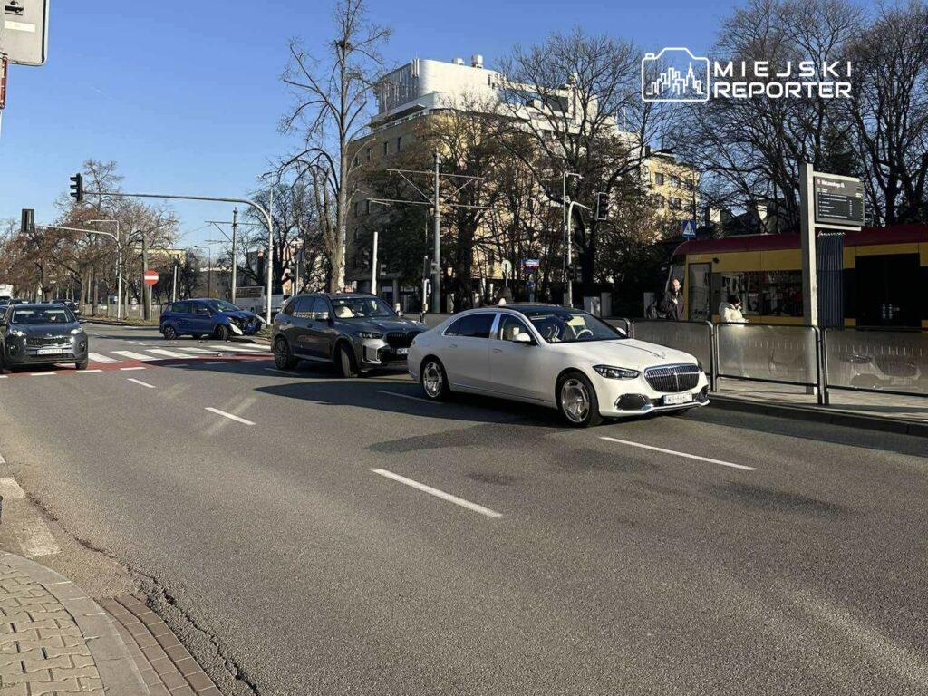 ford ve maybach arasinda carpisma mokotow da pahaliya mal olan carpisma 22149