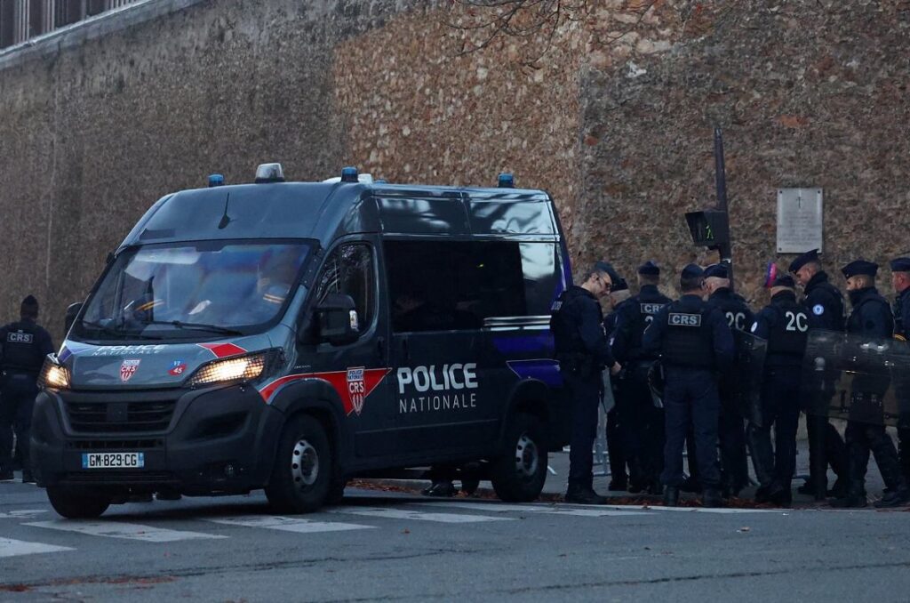 fransa da saldiri ol ron adasinda bir araba insanlarin arasina daldi surucunun bu sekilde bagirdigi soyleniyor 21316