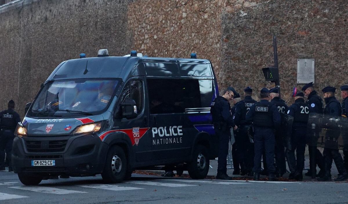 Fransa da saldiri ol ron adasinda bir araba insanlarin arasina daldi surucunun bu sekilde bagirdigi soyleniyor 21316