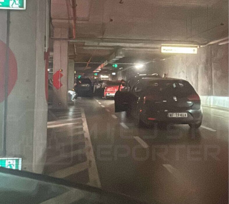 Galeria m ociny de bir felc daha musteriler yeralti otoparkindan cikmak icin simdiden 2 saatten fazla bekliyor egzoz dumani seviyesi felaket 22392