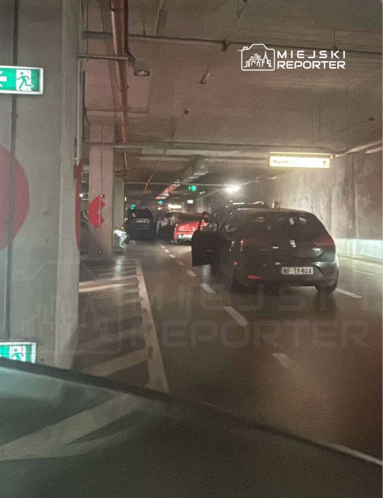 galeria m ociny de bir felc daha musteriler yeralti otoparkindan cikmak icin simdiden 2 saatten fazla bekliyor egzoz dumani seviyesi felaket 22392