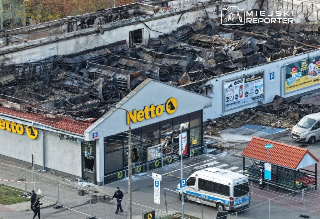 Gece cikan yanginin ardindan bir supermarketin kalintilari polis ve uzmanlar olay yerinde calisiyor 21405