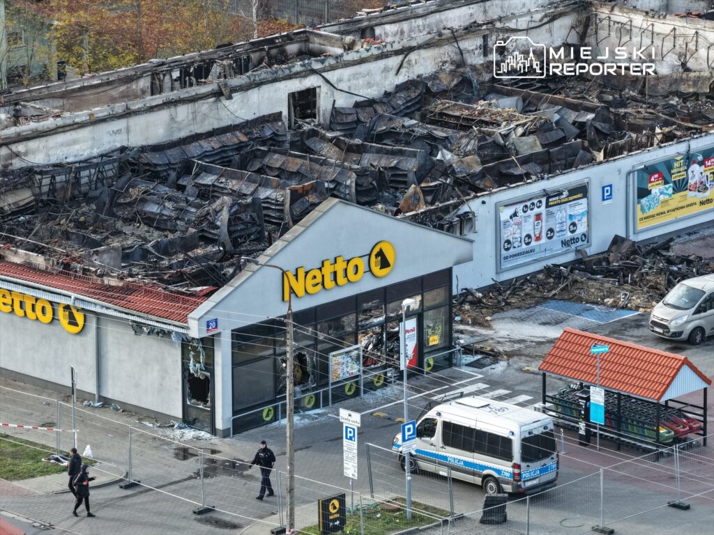 gece cikan yanginin ardindan bir supermarketin kalintilari polis ve uzmanlar olay yerinde calisiyor 21405