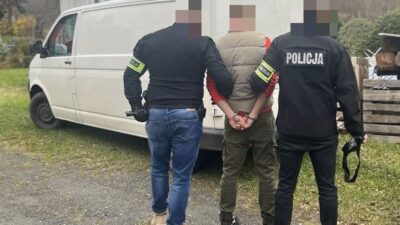 Genc bir kizi otobuse suruklemeye calisti 30 yasinda polisin elinde 22350