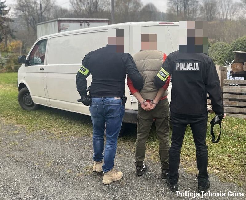 Genc bir kizi otobuse suruklemeye calisti 30 yasinda polisin elinde 22350