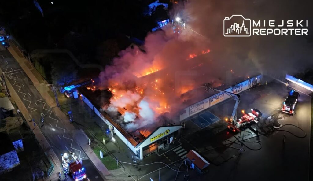 grodzisk mazowiecki de gece cikan yangin bir indirim magazasinin catisi alev aldi 21245