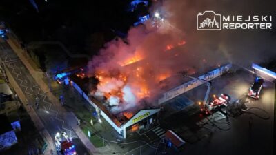 Grodzisk mazowiecki de gece cikan yangin bir indirim magazasinin catisi alev aldi 21245