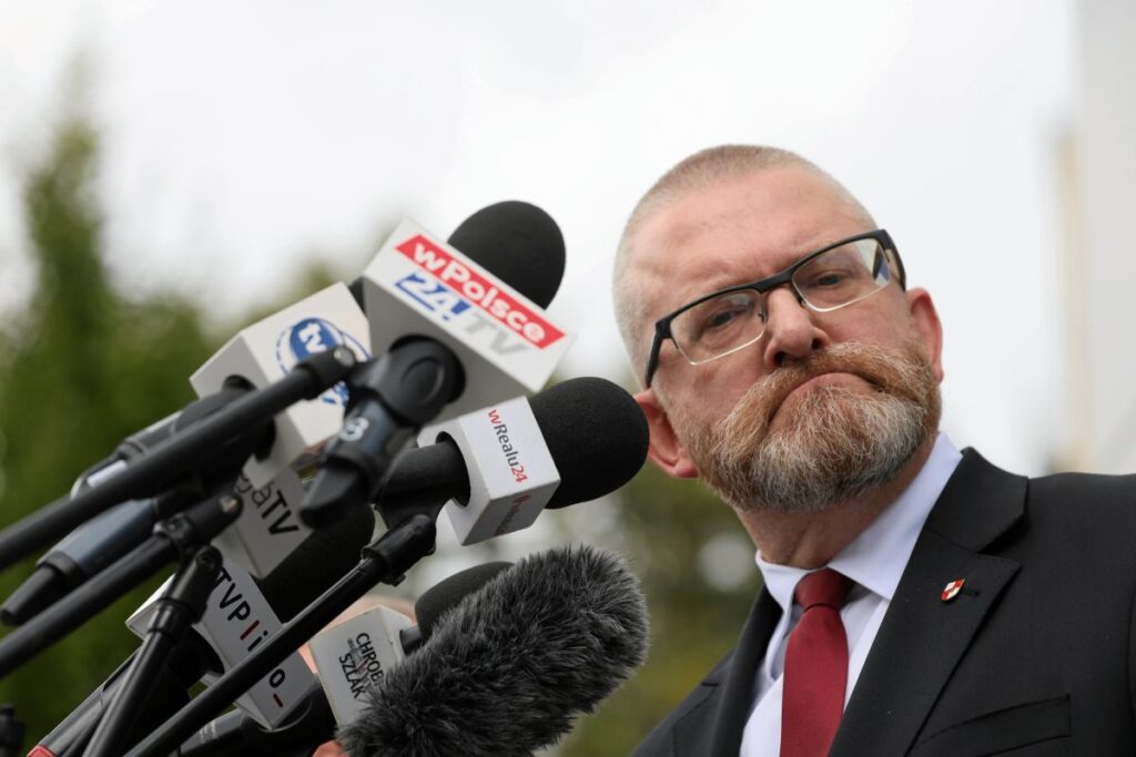 grzegorz braun bagimsizlik yuruyusu organizatorlerine cok kizdi buyuk bir yangin sondurucuyle ilgiliydi 22567