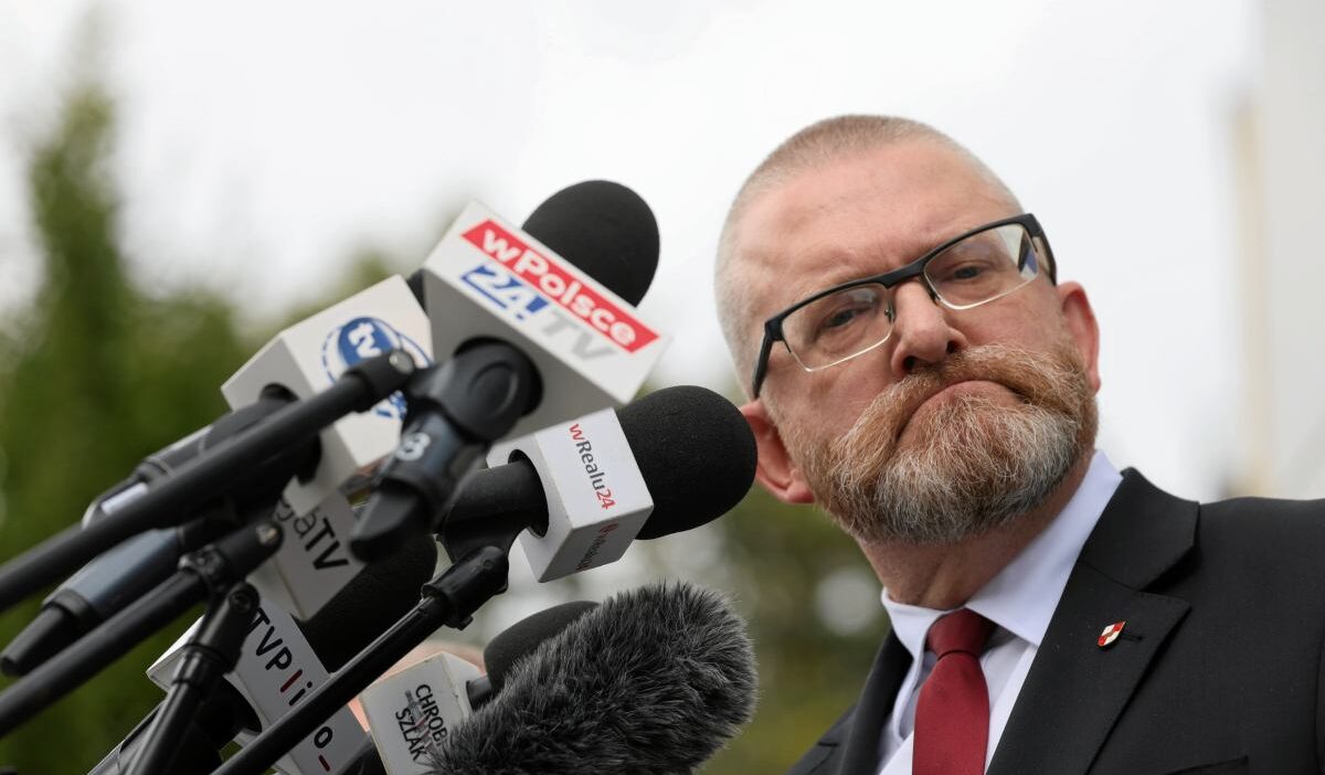 Grzegorz braun bagimsizlik yuruyusu organizatorlerine cok kizdi buyuk bir yangin sondurucuyle ilgiliydi 22567