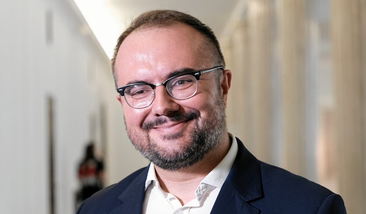 Hukuk ve adalet milletvekili yeni yargiclarin statusunu zayiflatarak muvekkillerini mi savunuyor kendisini bu sekilde acikliyor benim bir gorevim var 21880