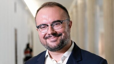 Hukuk ve adalet milletvekili yeni yargiclarin statusunu zayiflatarak muvekkillerini mi savunuyor kendisini bu sekilde acikliyor benim bir gorevim var 21880