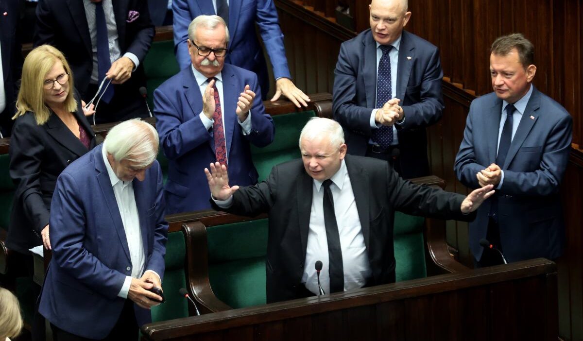 Hukuk ve adalet milletvekilleri kaczynski nin talimatini gormezden geliyor yarisindan fazlasi saymandan hatirlatma aldi 20645