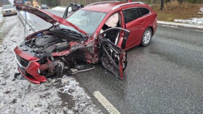 İki araba çarpışmış. Bir tanesi yan devrildi. 27 yaşındaki adam %2'den fazla alkol almış. 4 I ki araba carpismis bir tanesi yan devrildi 27 yasindaki adam 2 den fazla alkol almis 25928