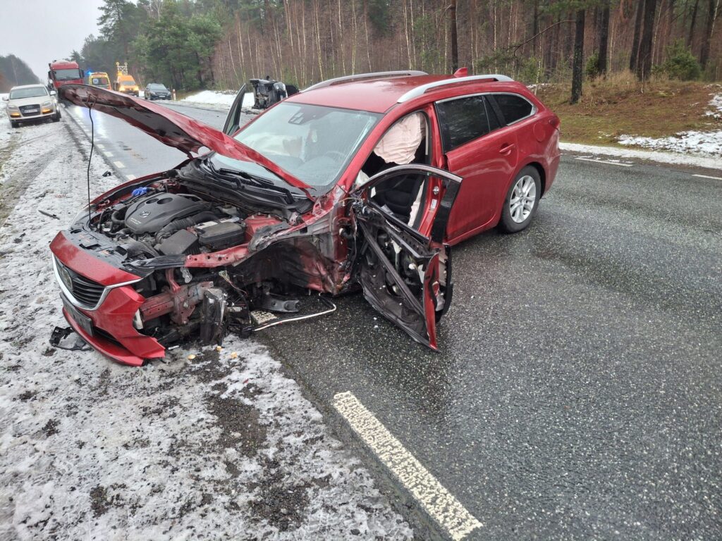 i ki araba carpismis bir tanesi yan devrildi 27 yasindaki adam 2 den fazla alkol almis 25928