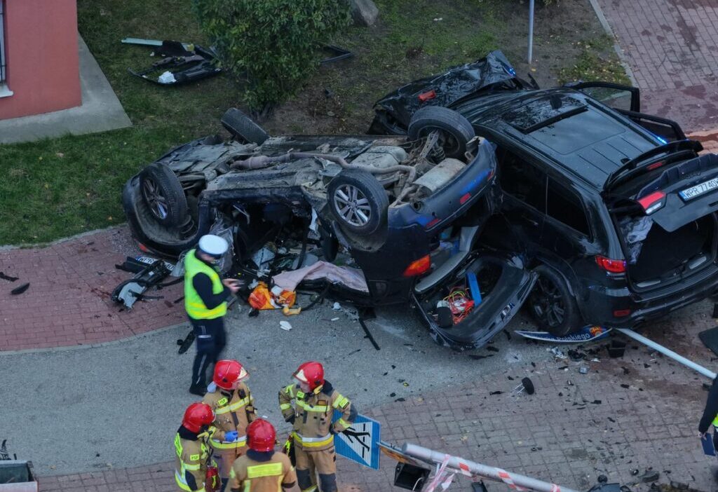 İki araç arasında ciddi çarpışma! Birinin çatısı uçtu ve yayalara çarptı. Beşi ağır olmak üzere 7 kişi yaralandı 1 I ki arac arasinda ciddi carpisma birinin catisi uctu ve yayalara carpti besi agir olmak uzere 7 kisi yaralandi 20796