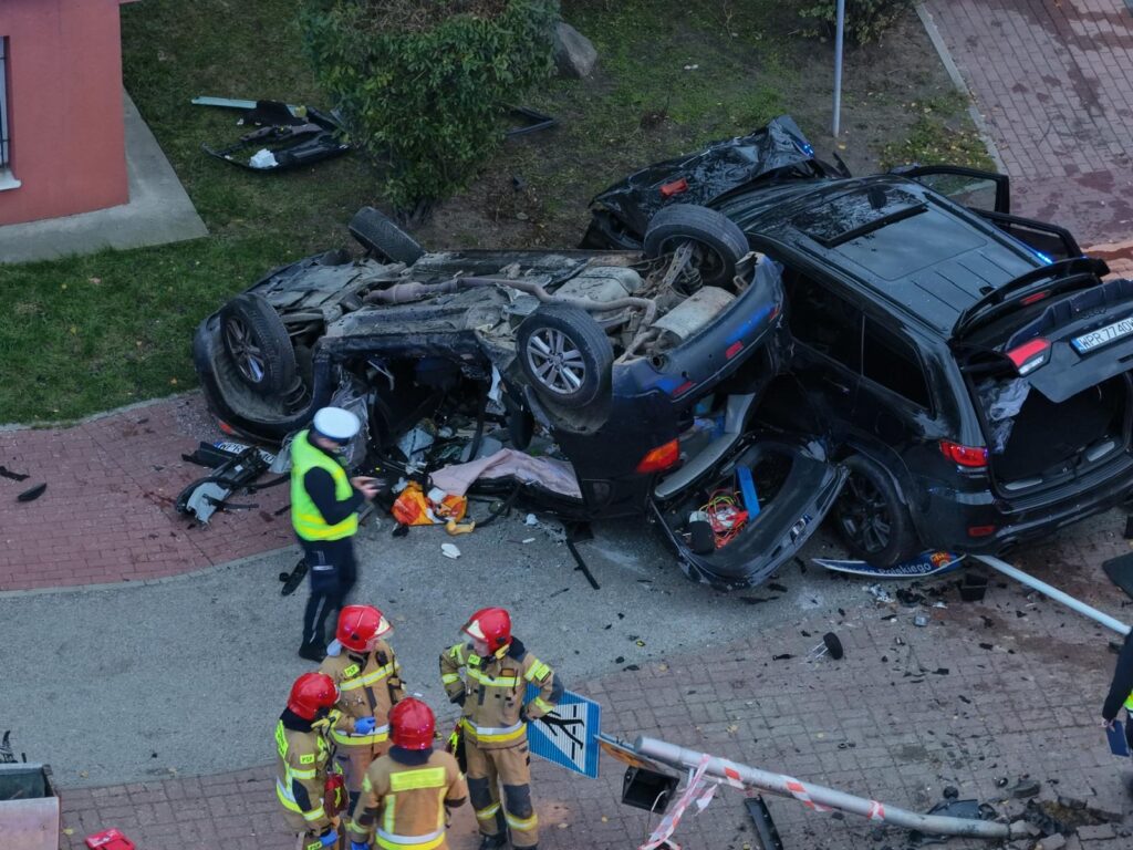 i ki arac arasinda ciddi carpisma birinin catisi uctu ve yayalara carpti besi agir olmak uzere 7 kisi yaralandi 20796